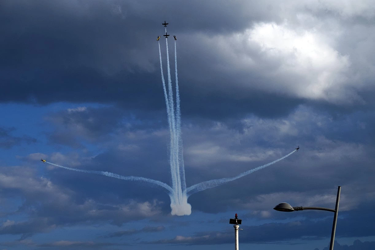 «Σκίστηκε» ο ουρανός στην Καβάλα: Kαταιγίδες, κεραυνοί και στη μέση εντυπωσιακοί ελιγμοί – Μαγεία